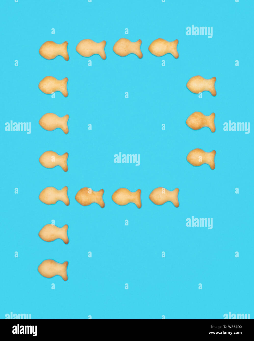 Lettre capitale P alphabet latin de cookies en forme de poisson sur fond bleu Banque D'Images