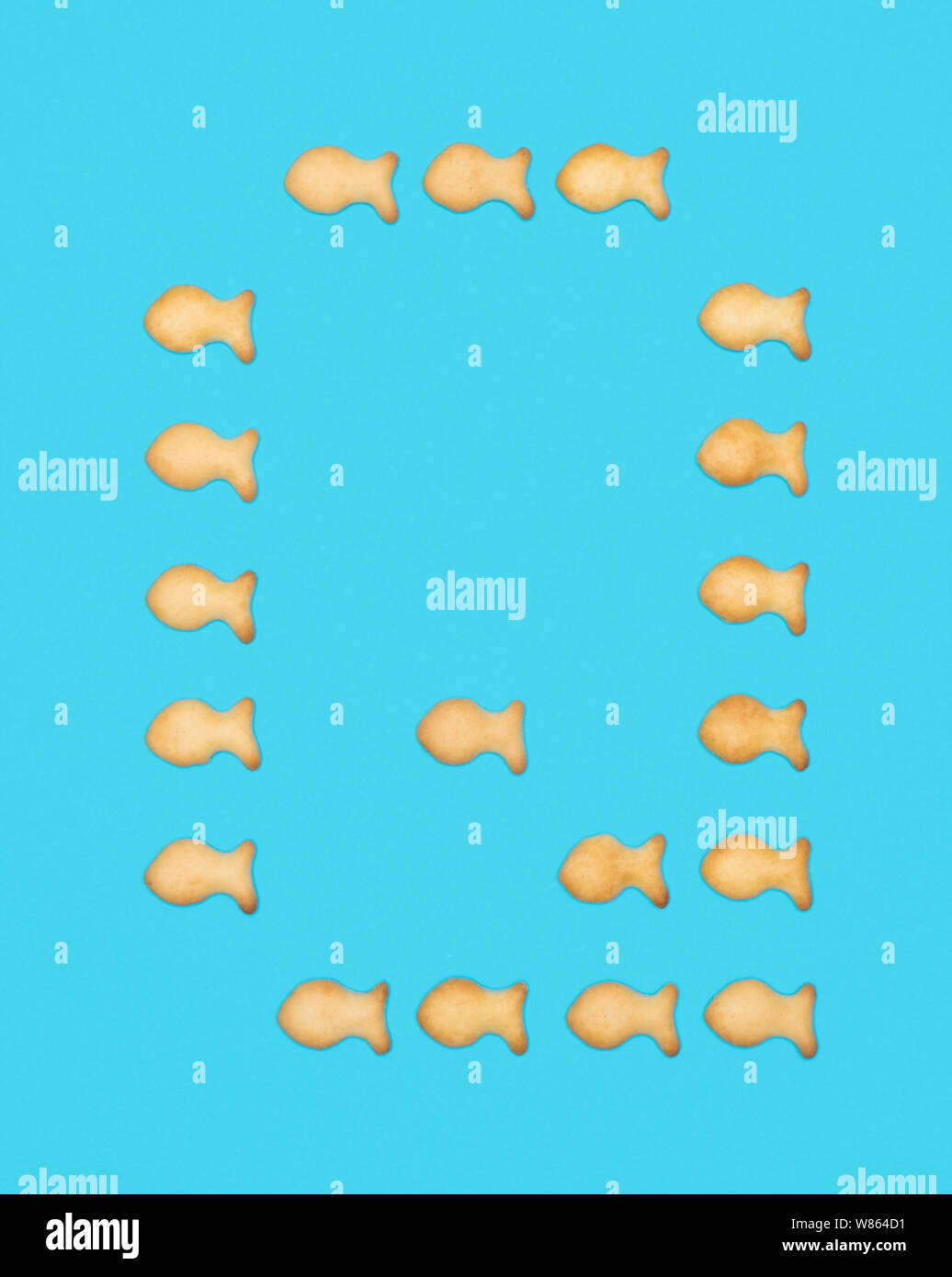 La lettre Q alphabet latin de cookies en forme de poisson sur fond bleu Banque D'Images
