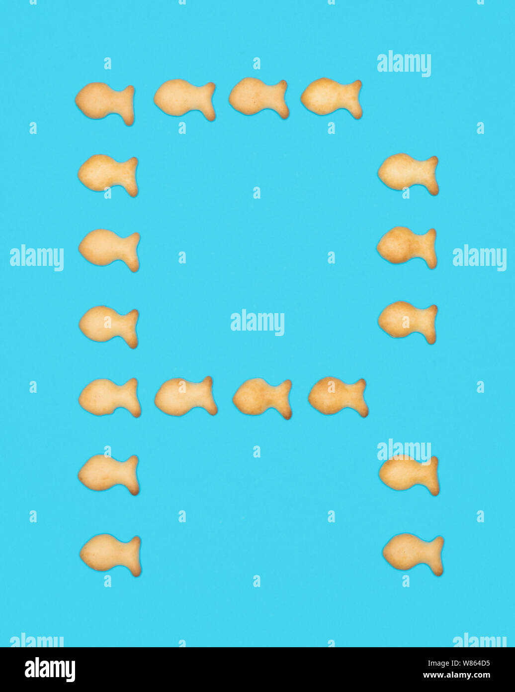 La lettre R alphabet latin de cookies en forme de poisson sur fond bleu Banque D'Images