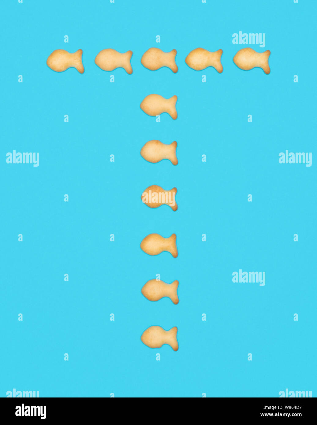 La lettre T alphabet latin de cookies en forme de poisson sur fond bleu Banque D'Images