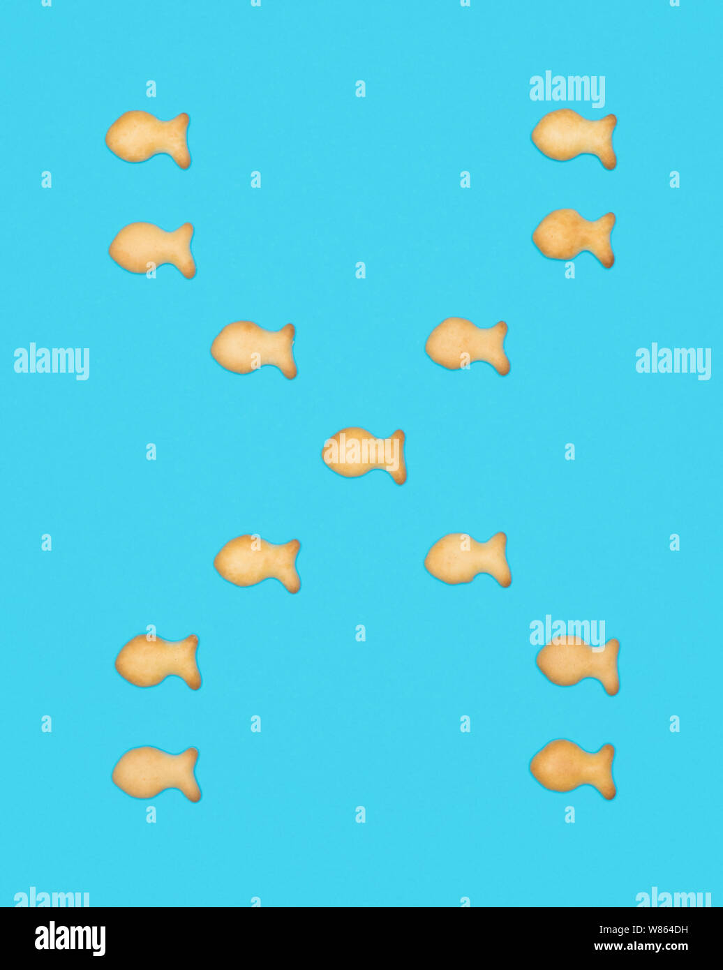 La lettre X alphabet latin de cookies en forme de poisson sur fond bleu Banque D'Images