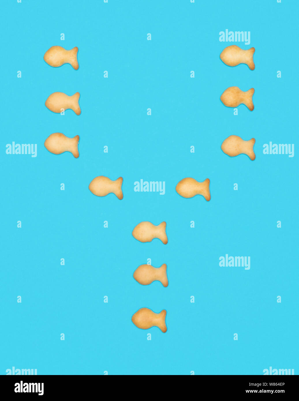 La lettre Y alphabet latin de cookies en forme de poisson sur fond bleu Banque D'Images
