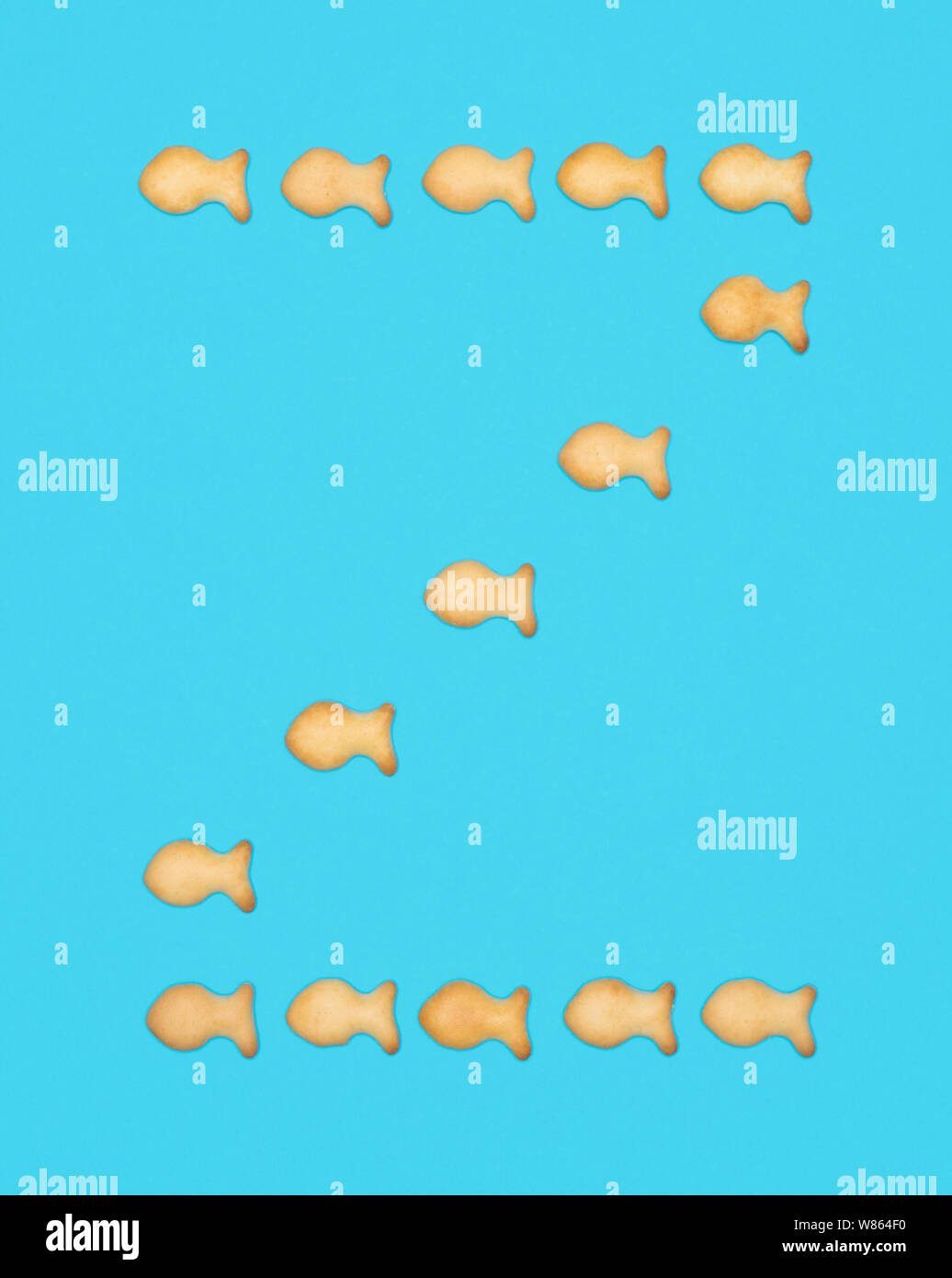 Lettre majuscule latine Z alphabet de cookies en forme de poisson sur fond bleu Banque D'Images