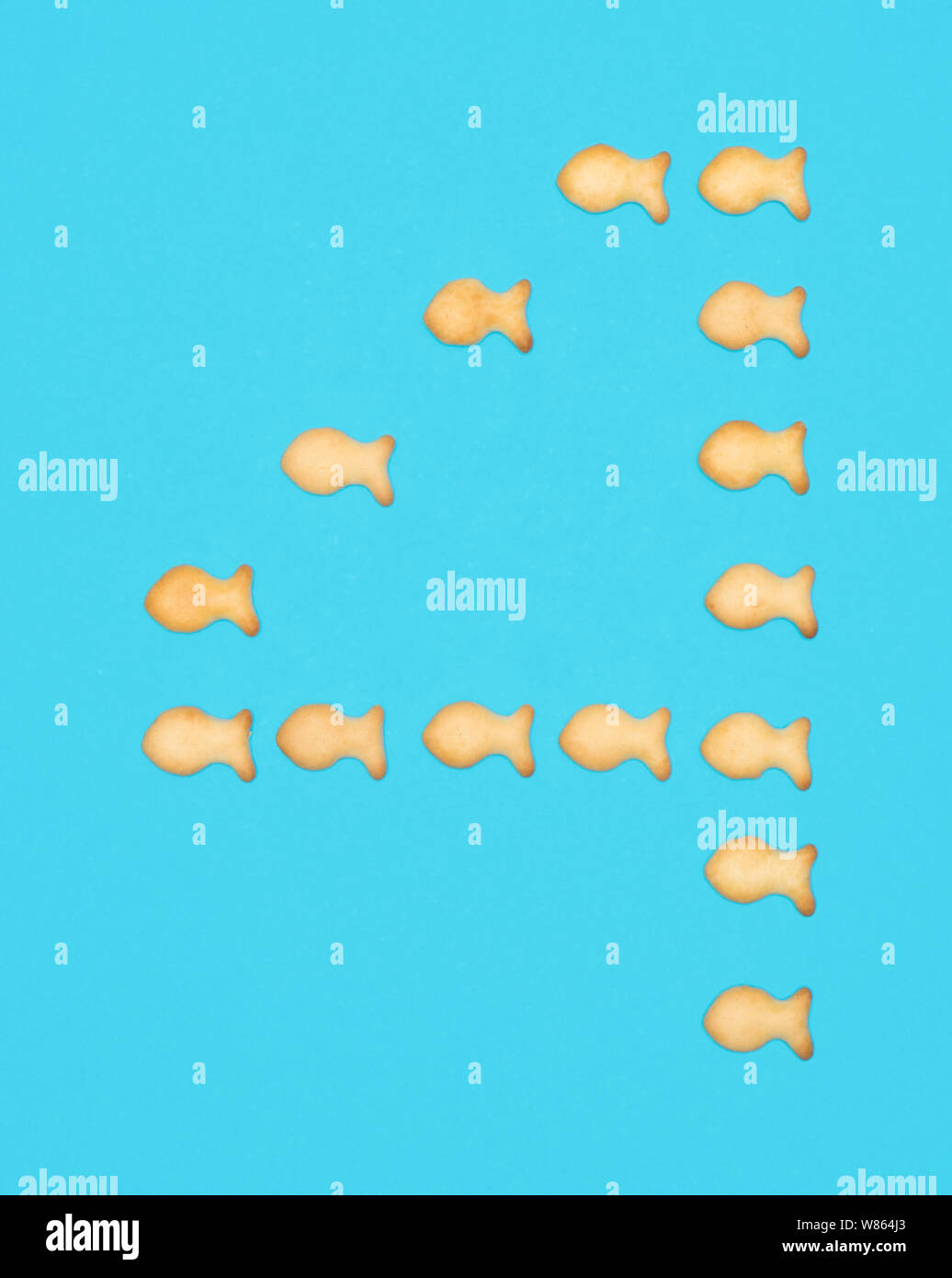 Chiffre 4 Quatre de cookies en forme de poisson sur fond bleu Banque D'Images