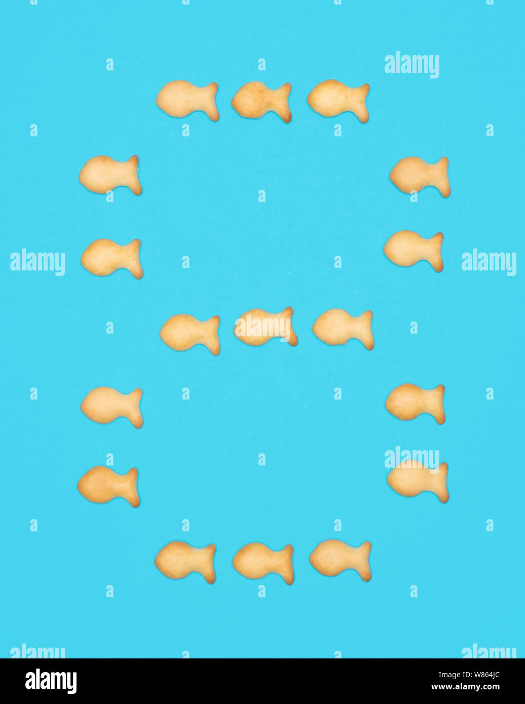 8 chiffre 8 de cookies en forme de poisson sur fond bleu Banque D'Images