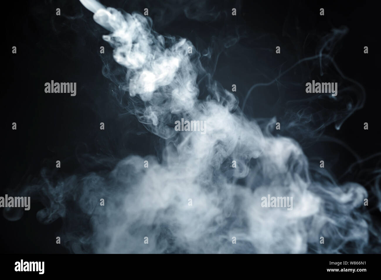 Abstract smoke isolé sur un fond sombre. Banque D'Images