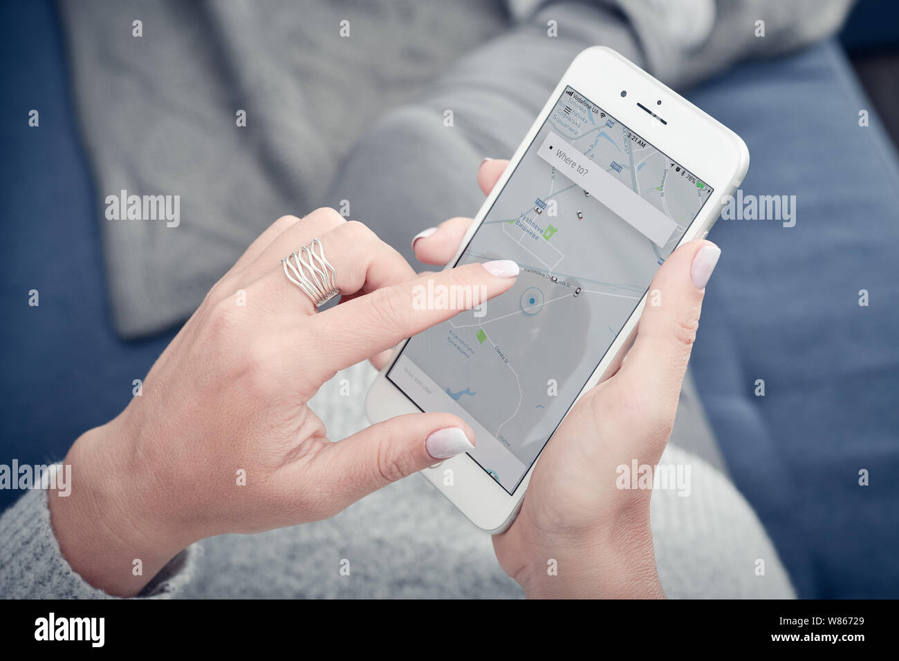 Kiev, Ukraine - le 24 janvier 2018 : l'application Uber sur Apple iPhone 8 plus à la maison. Application pour smartphone est uber-basé réseau de transport. Banque D'Images