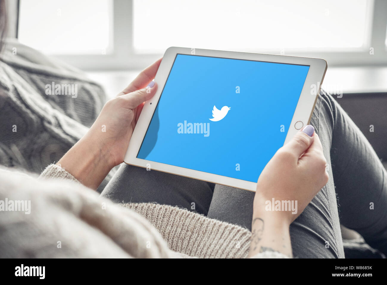 Kiev, Ukraine - 10 Février 2018 : application Twitter sur un tout nouveau iPad Apple Pro silver, 7e génération de l'iPad, développé par Apple inc. une Banque D'Images