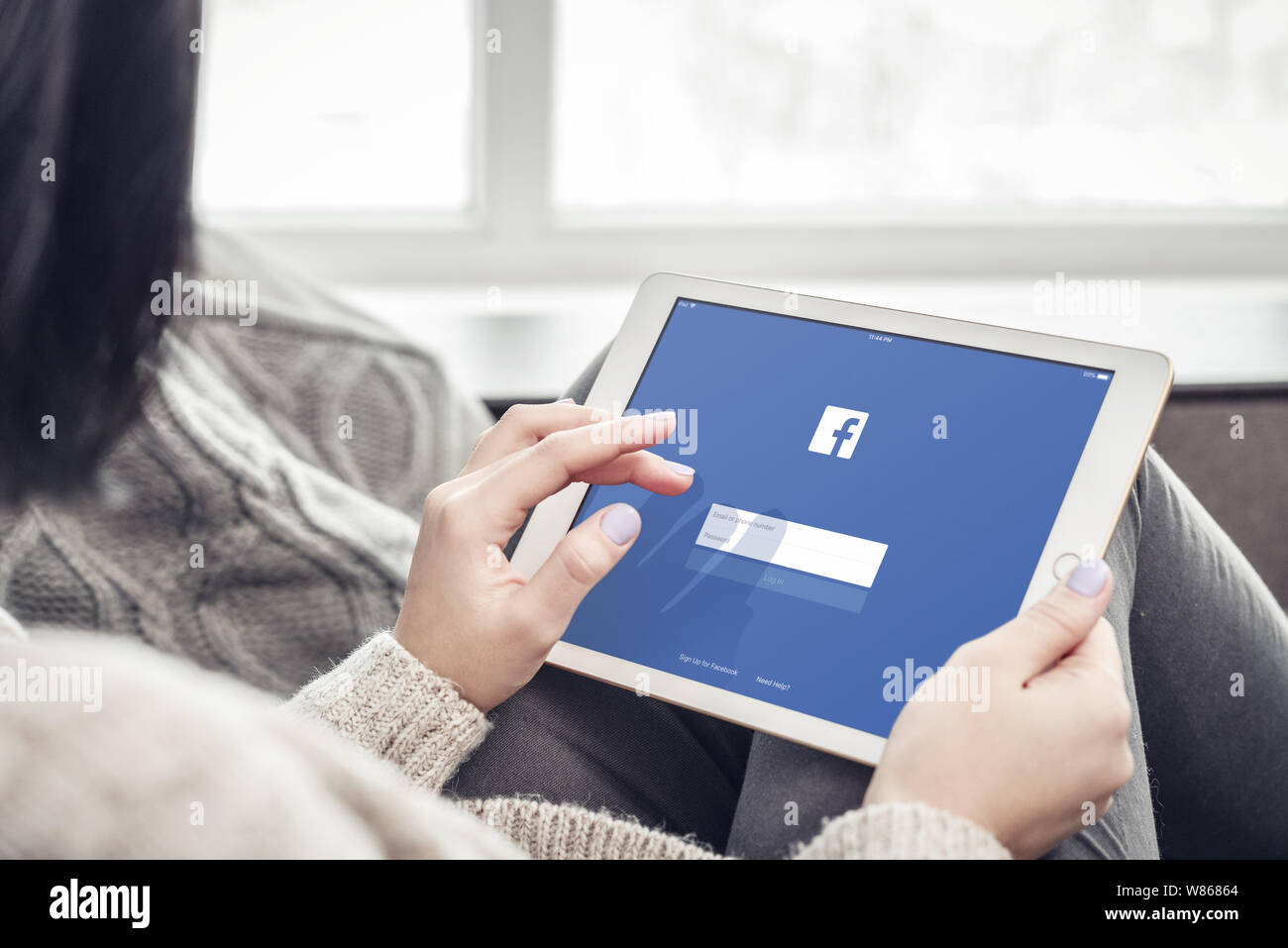 Kiev, Ukraine - 10 Février 2018 : application Facebook sur un tout nouveau iPad Apple Pro silver, 7e génération de l'iPad, développé par Apple inc. une Banque D'Images