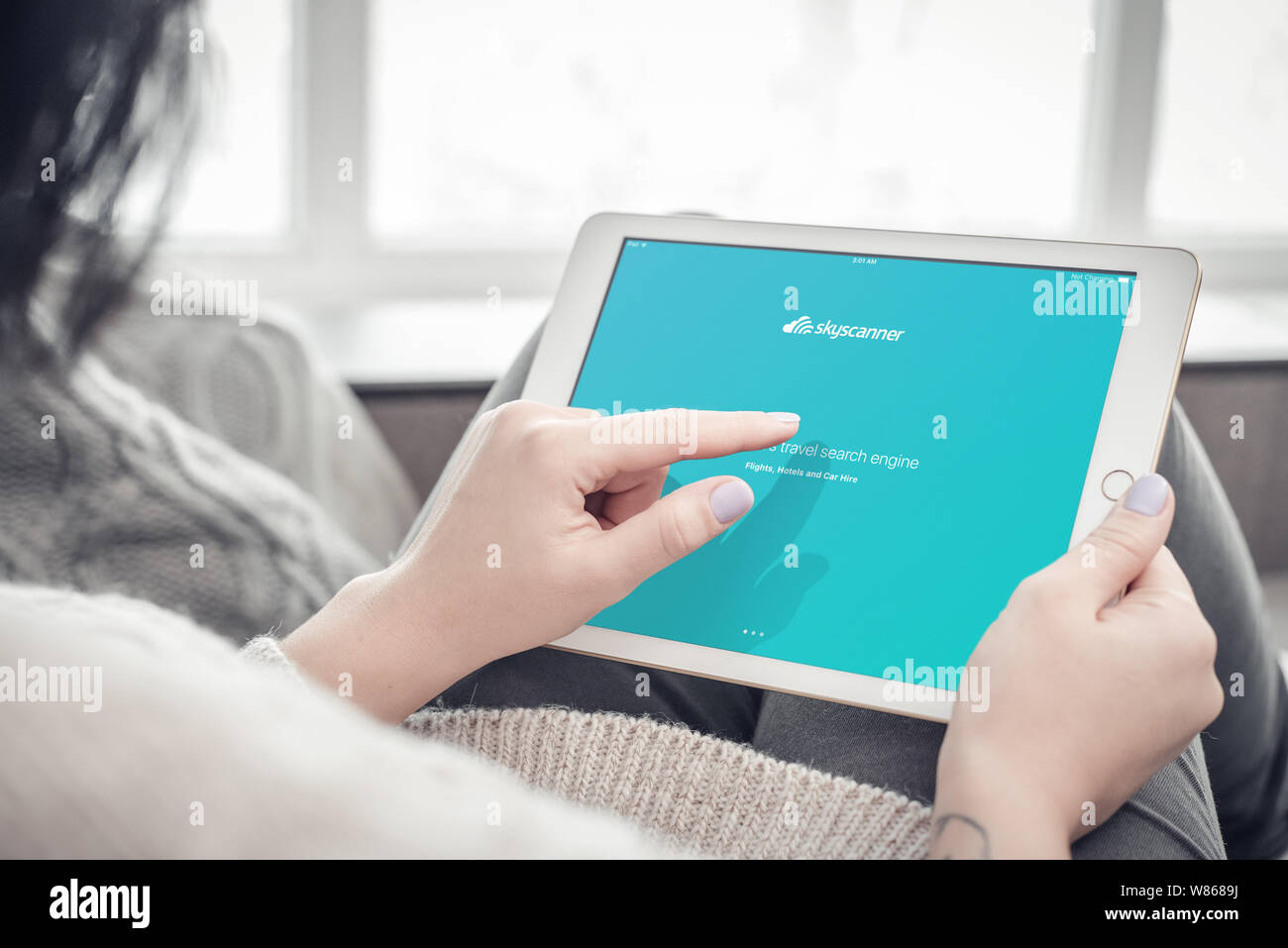 Kiev, Ukraine - 10 Février 2018 : Skyscanner apps sur un tout nouveau iPad Apple Pro silver, 7e génération de l'iPad, développé par Apple Inc Banque D'Images