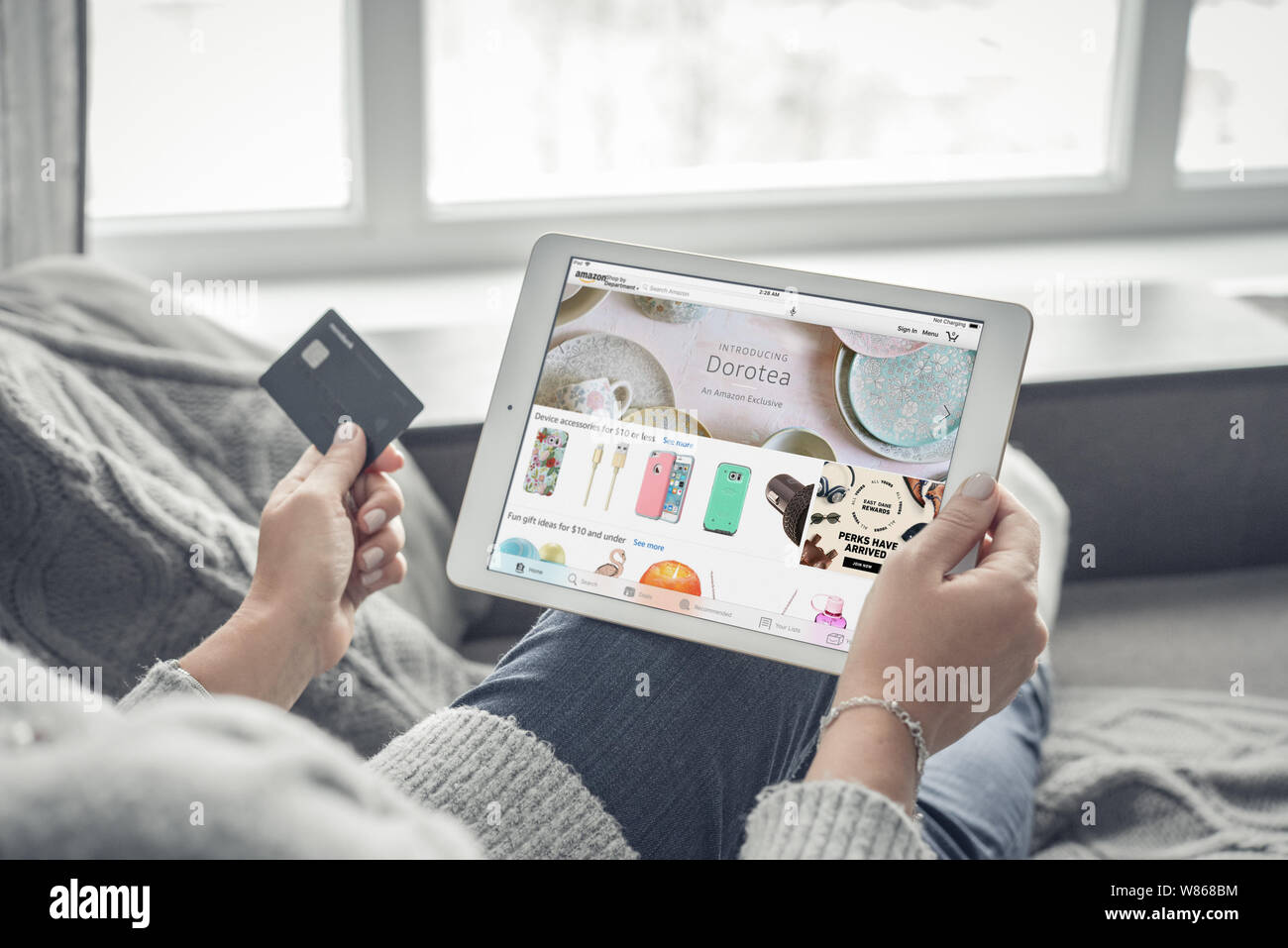 Kiev, Ukraine - 10 Février 2018 : Amazon app sur un tout nouveau iPad Apple Pro Silver pour le magasinage en ligne. Amazon.com est le grands Banque D'Images