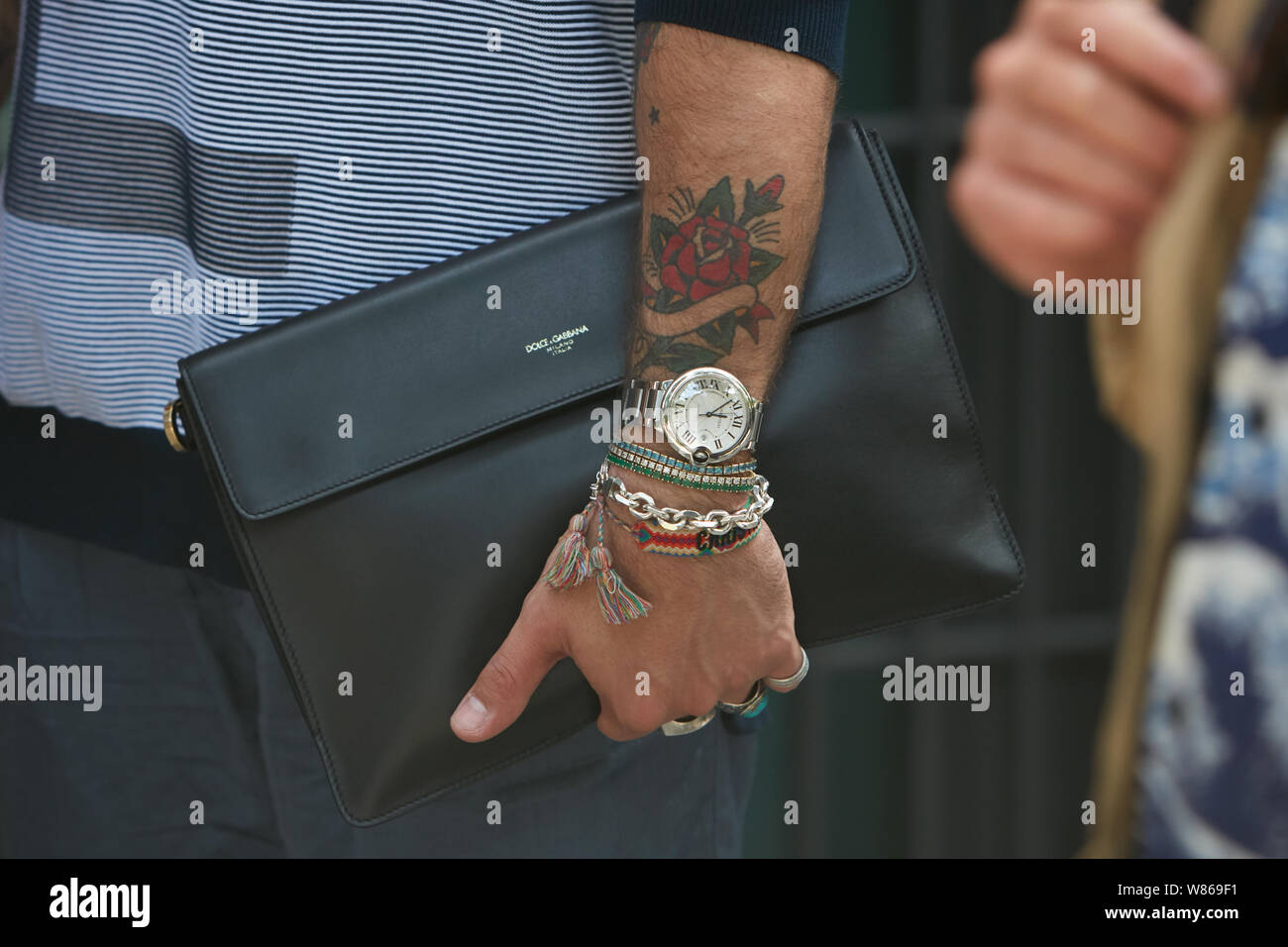 MILAN, ITALIE - 15 juin 2019 : l'homme avec Cartier Ballon Bleu watch et Dolce et Gabbana Sac en cuir noir avant d'Emporio Armani fashion show, Milan SAF Banque D'Images