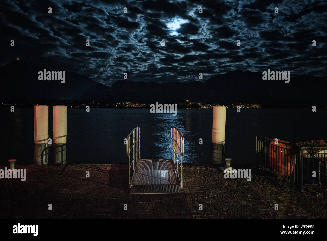 Le Nightshot de l'embarcadère du lac de Thun Hilterfingen avec les nuages au-dessus de lune Banque D'Images