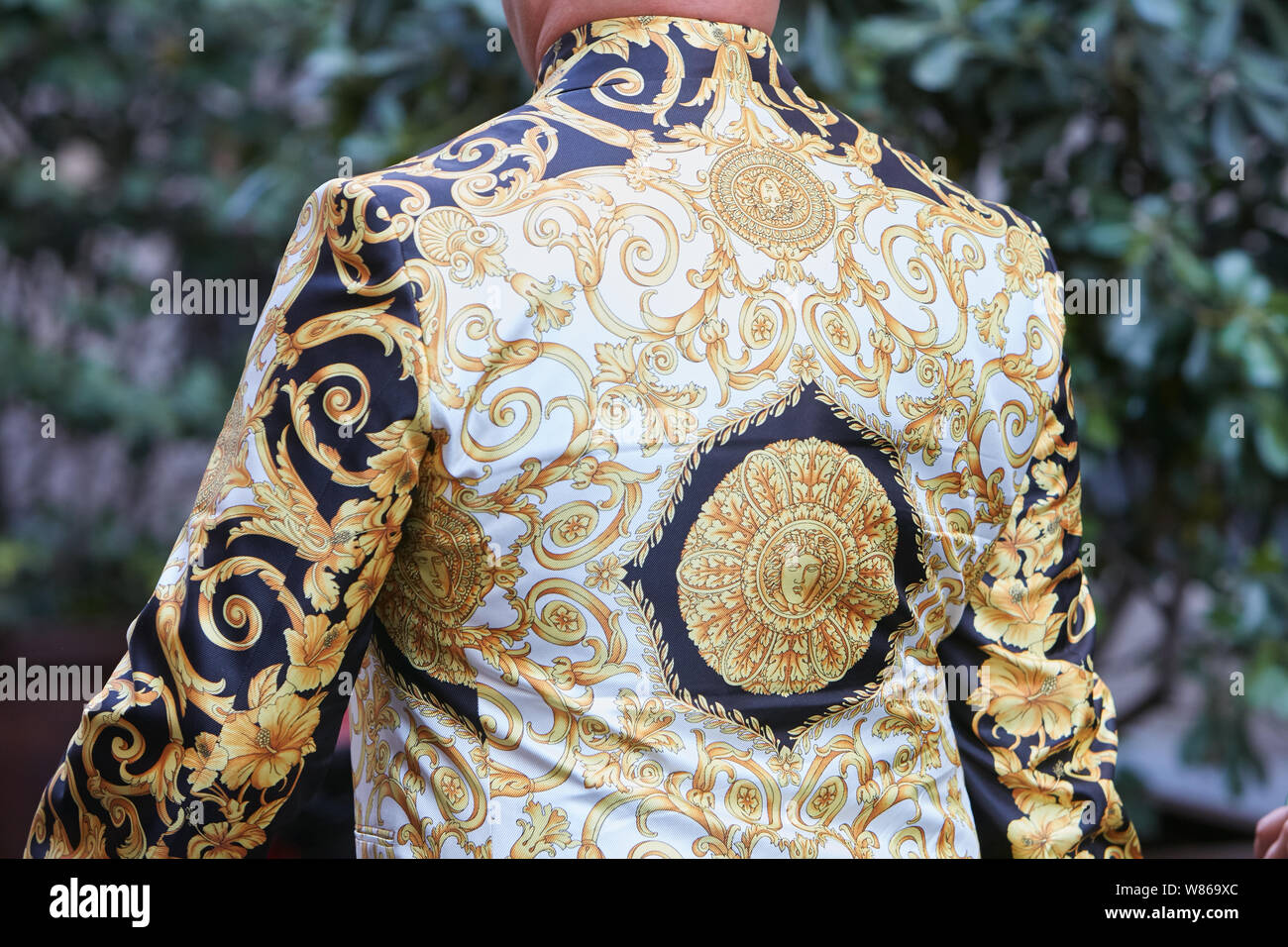MILAN, ITALIE - 15 juin 2019 : l'homme avec veste Versace avec golden, noir et blanc décoration avant Versace fashion show, Milan Fashion Week street s Banque D'Images
