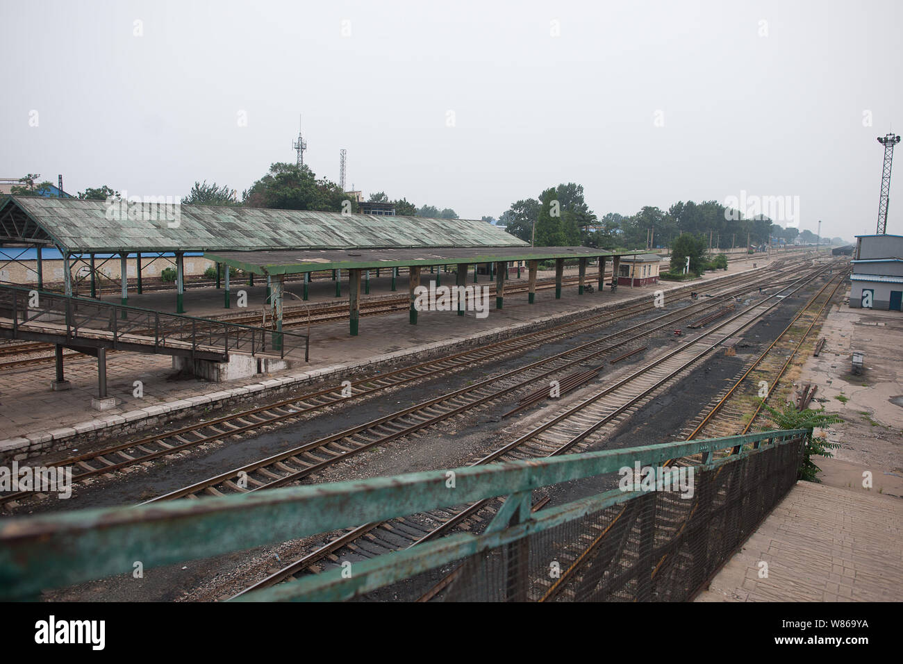 Vue de la gare sud de Tangshan reconstruit, anciennement appelé Tangshan Railway Station, qui a été détruit dans le Grand 1976 Tangshan Earthquak Banque D'Images