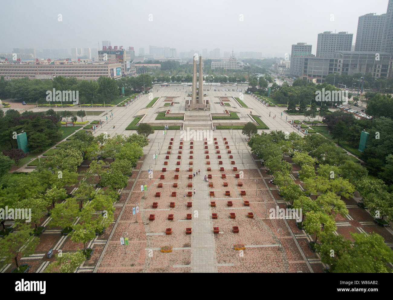 Vue aérienne de l'Anti-Seismic Monument Square ou tremblement de terre de Tangshan Monument Square dans la ville de Tangshan, province de Hebei en Chine du nord, 21 juillet 2016. Banque D'Images