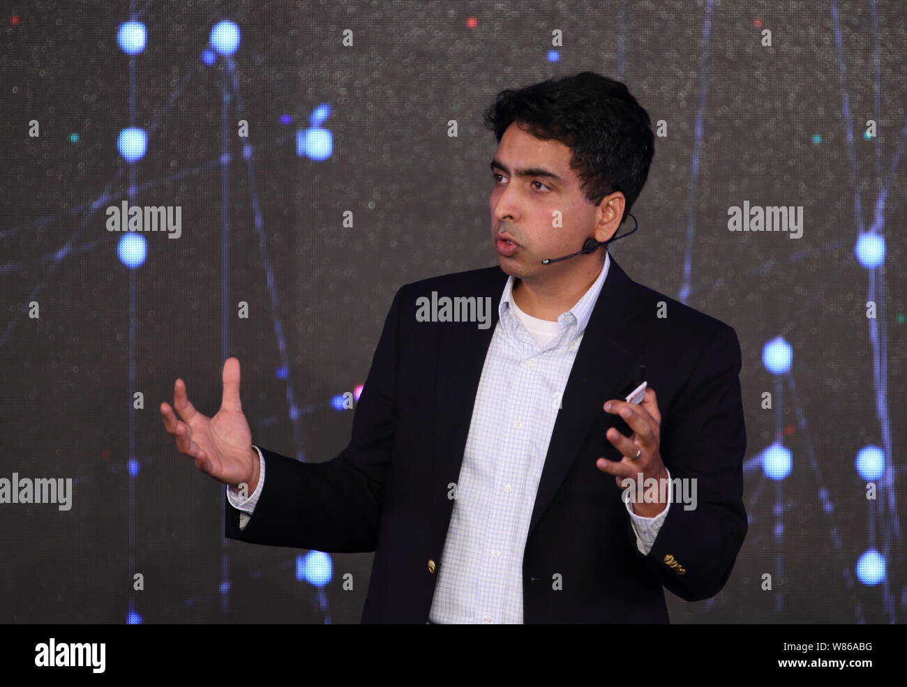 Salman Khan, fondateur de La Khan Academy, prononce un discours à l'Inaugural "Xin' Philanthropy Conference à Hangzhou City, Zhejiang Province de la Chine de l'Est Banque D'Images