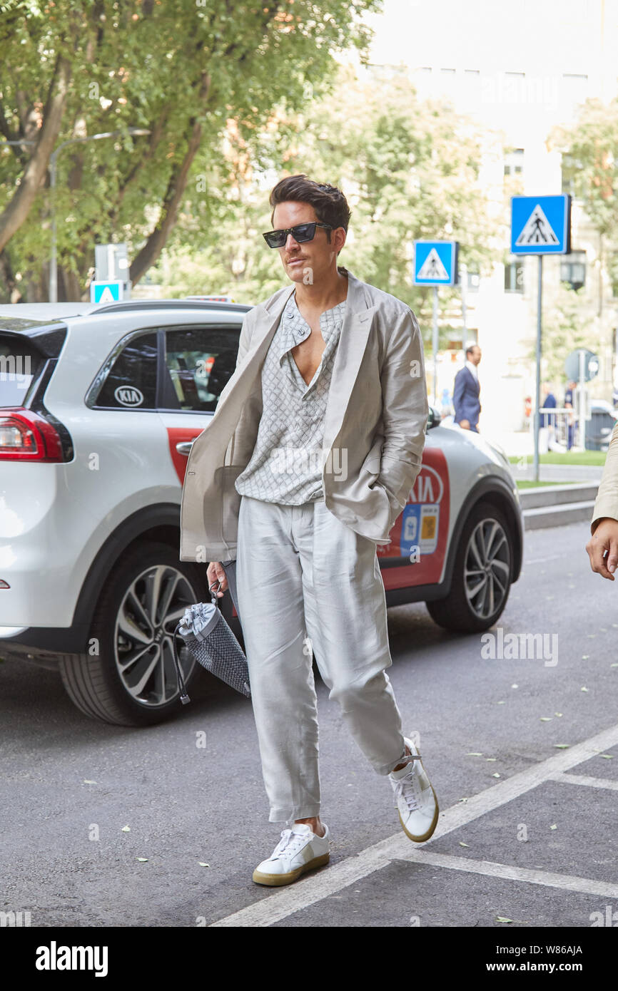 MILAN, ITALIE - 15 juin 2019 : l'homme avec veste et pantalon gris marcher  avant de Emporio Armani fashion show, Milan Fashion Week street style Photo  Stock - Alamy