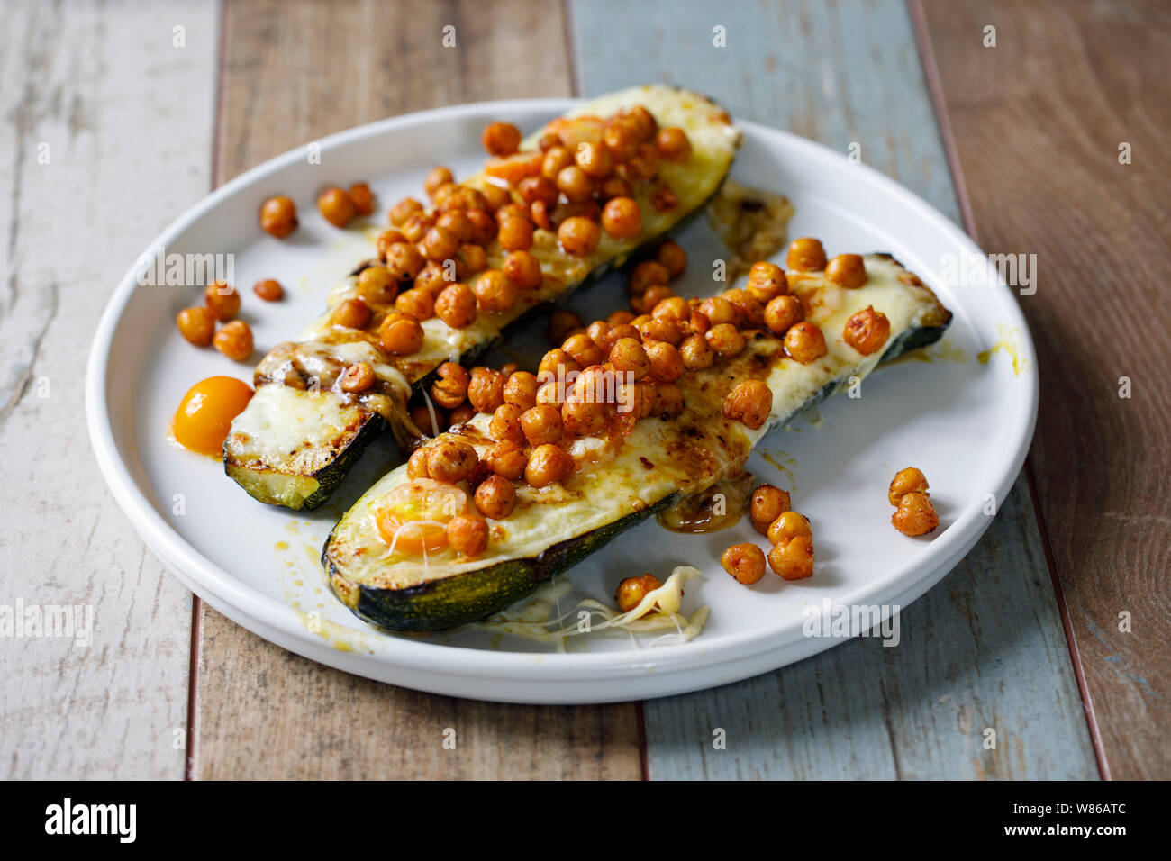 Courgettes cuites au four avec du fromage et de pois chiches épicée croustillante Banque D'Images