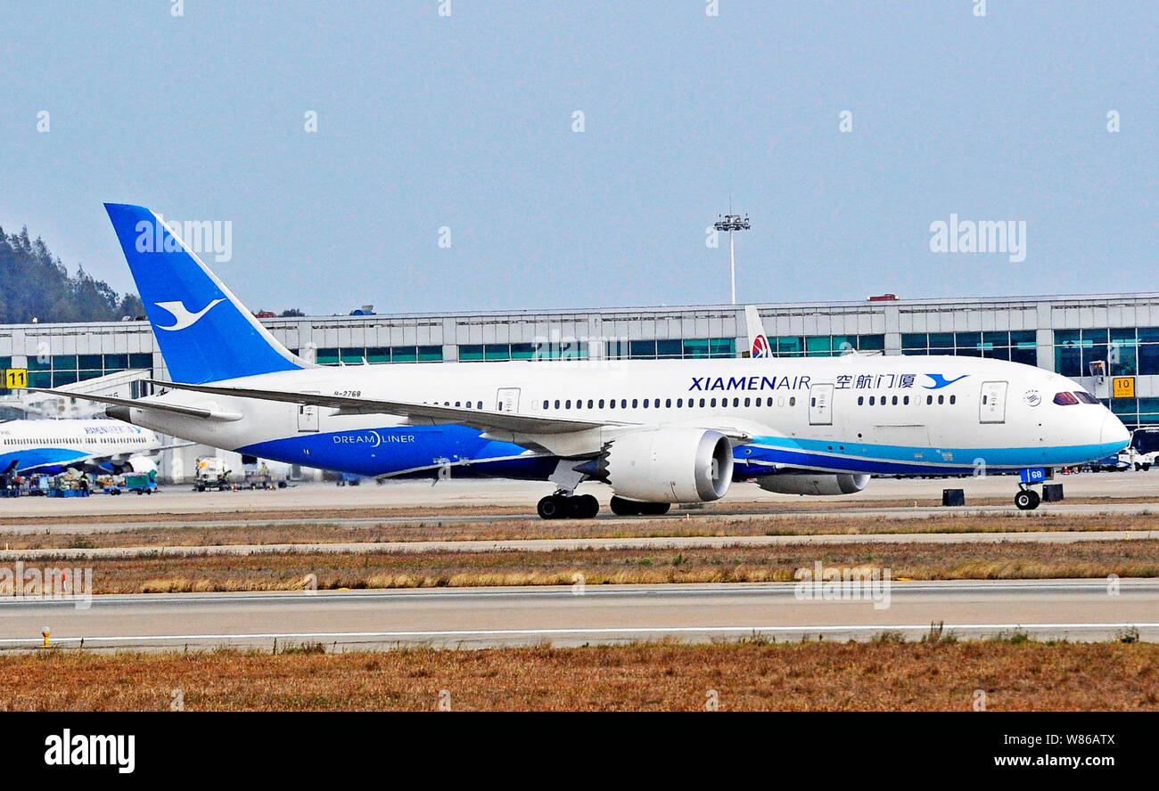 --FILE--un Boeing 787-8 Dreamliner de Xiamen des taxis de l'air après l'atterrissage à l'Aéroport International Fuzhou Changle à Fuzhou City, au sud-est de la Chine Fuji Banque D'Images