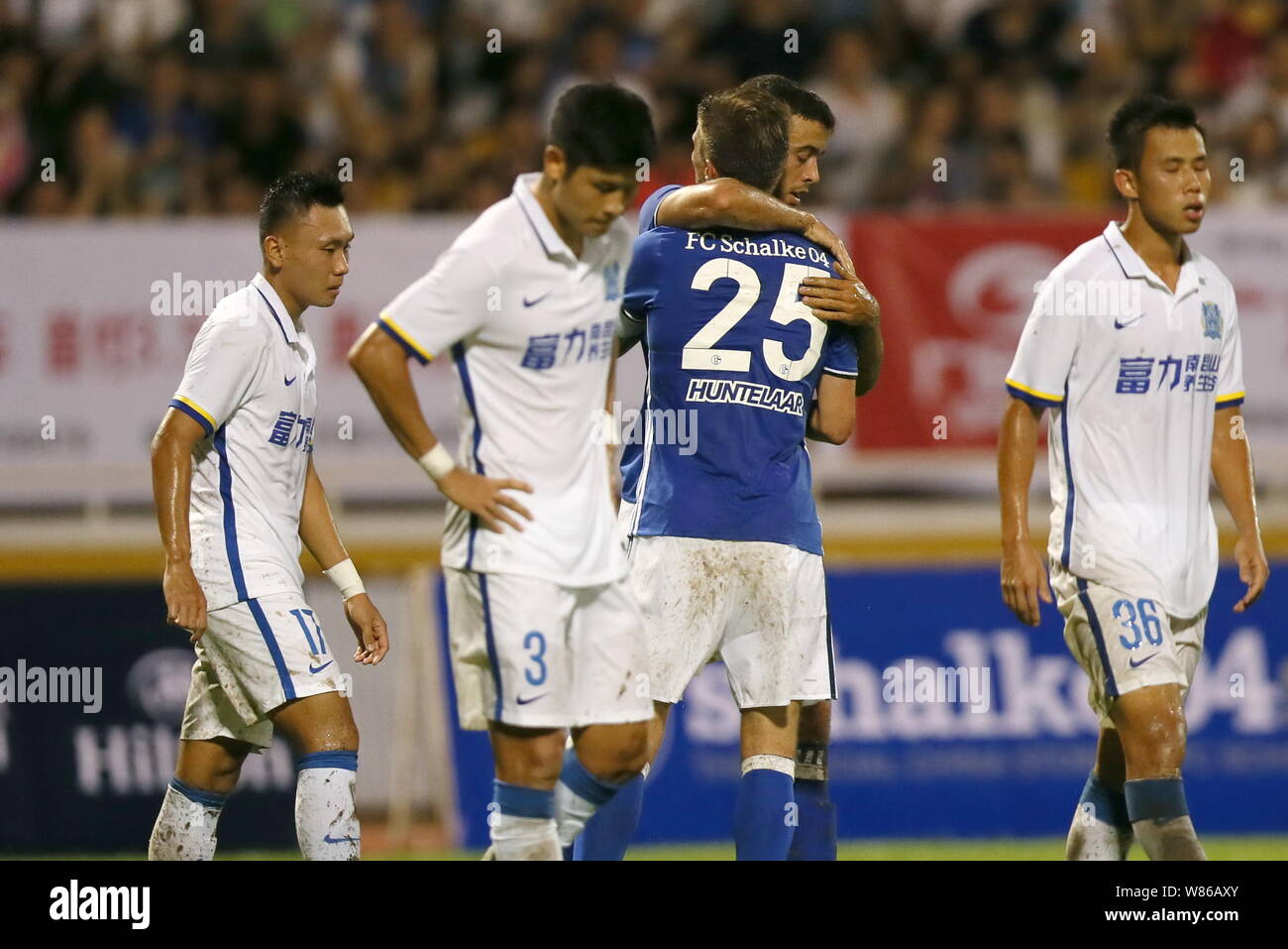 Ralf Fahrmann de FC Schalke 04, deuxième à droite, célèbre avec son coéquipier après avoir marqué un but contre Guangzhou R&F FC pendant un friendly soccer matc Banque D'Images