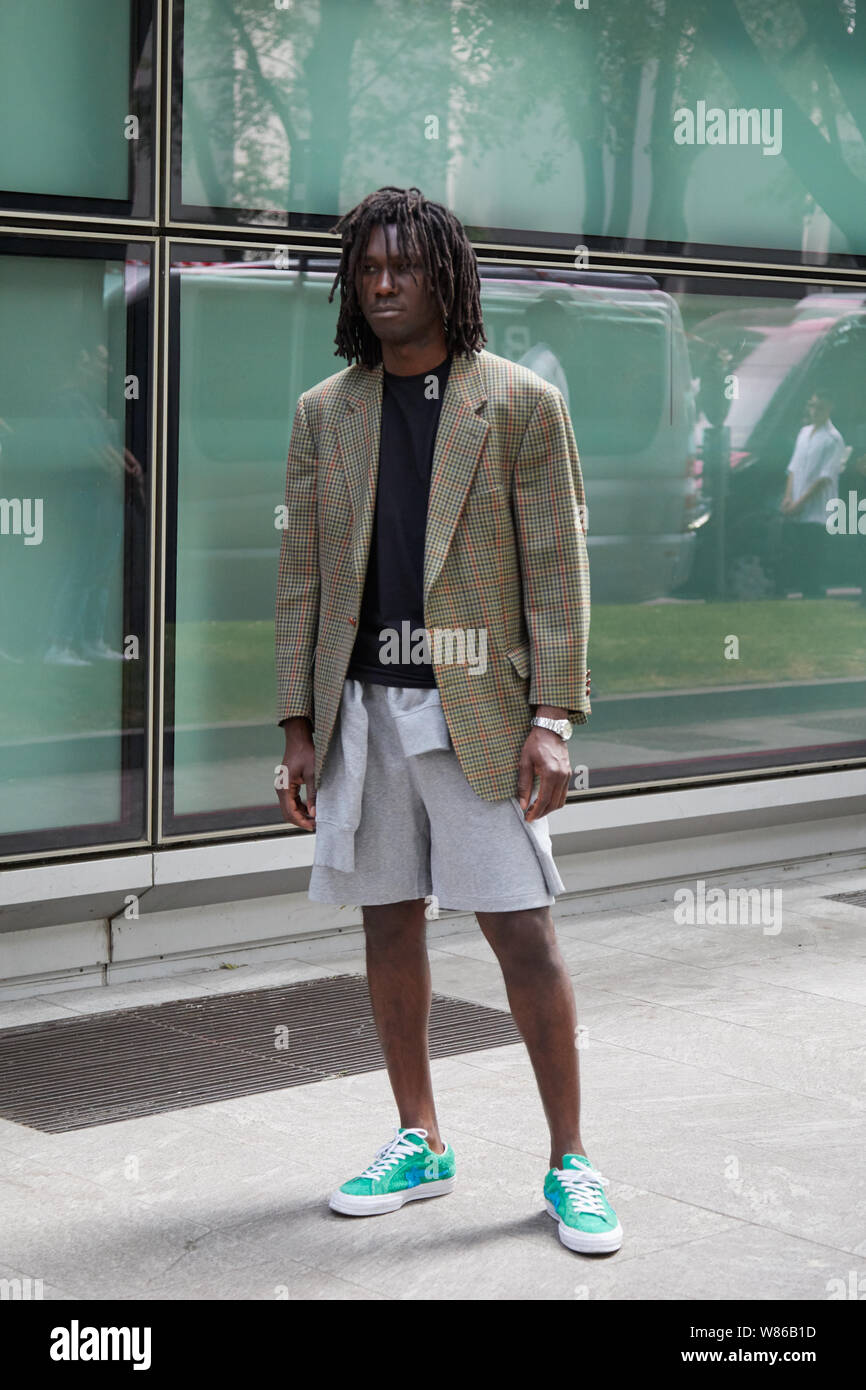 MILAN ITALIE 15 juin 2019 l homme vert avec des chaussures et