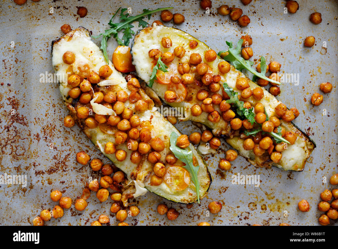 Courgettes cuites au four avec du fromage et de pois chiches épicée croustillante Banque D'Images