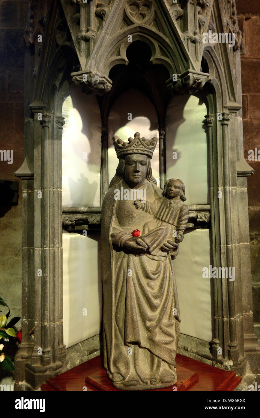 Le Folgoet (Bretagne, nord-ouest de la France) : statue de la Vierge Marie dans la Basilique de Notre-Dame du Folgoet. Statue de la Vierge à l'enfant, certains Banque D'Images