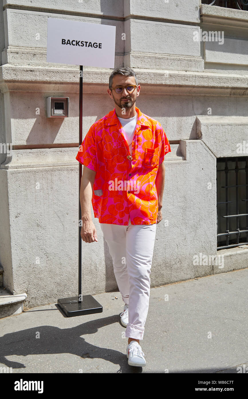 MILAN, ITALIE - 15 juin 2019 : Simone Marchetti avec orange shirt et pantalon blanc avant de Marni fashion show, Milan Fashion Week street style ? Banque D'Images