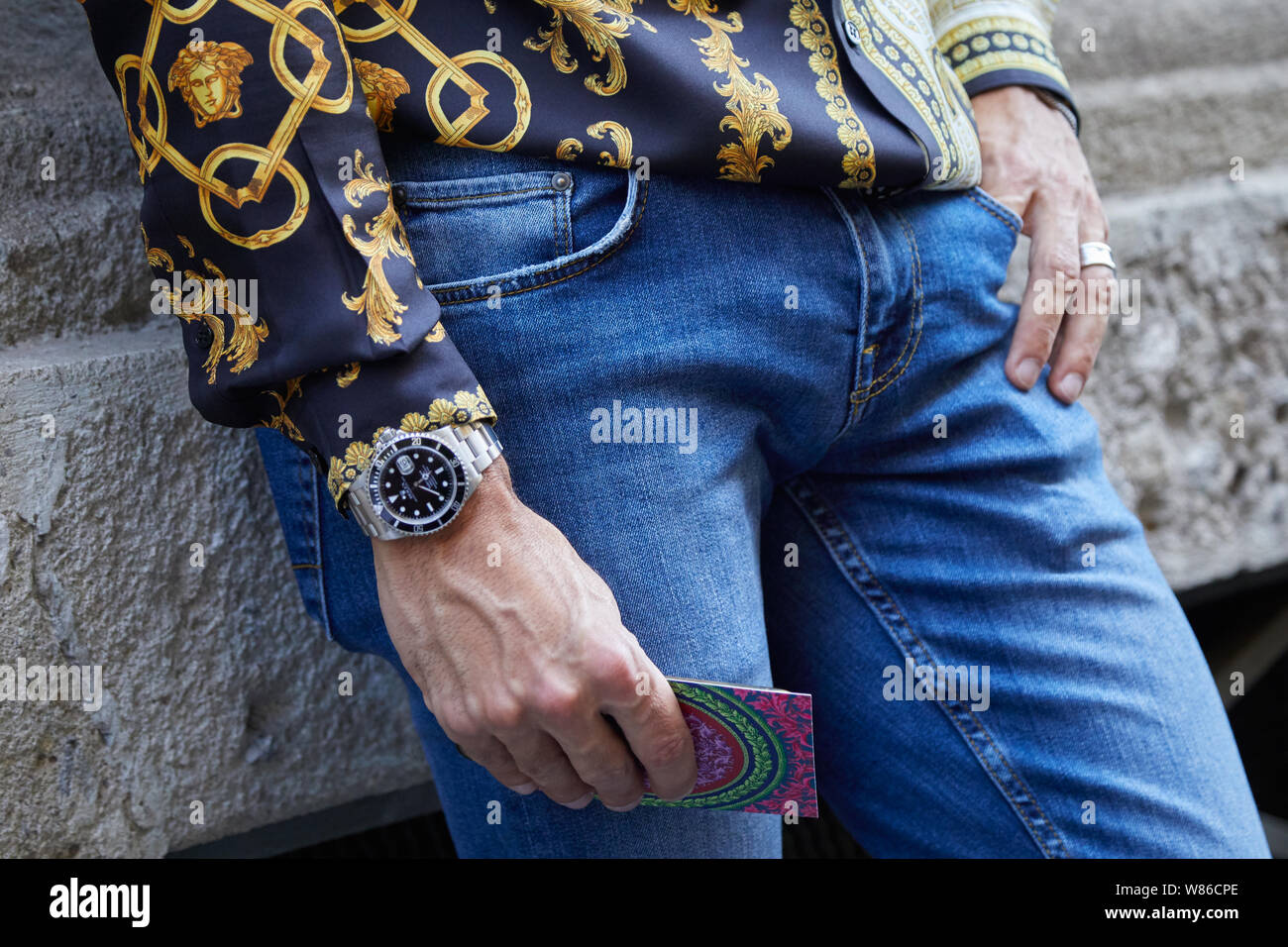 MILAN, ITALIE - 15 juin 2019 : Rolex Submariner watch et Versace shirt  avant Versace fashion show, Milan Fashion Week street style Photo Stock -  Alamy