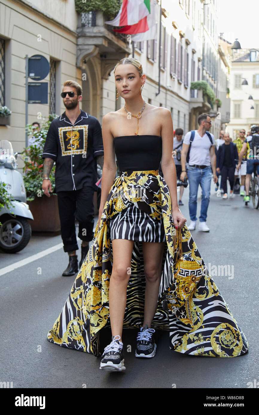 MILAN ITALIE 15 juin 2019 Femme avec jupe Versace avec golden noir et blanc avant de Versace fashion show Milan Fashion Week street styl Photo Stock Alamy