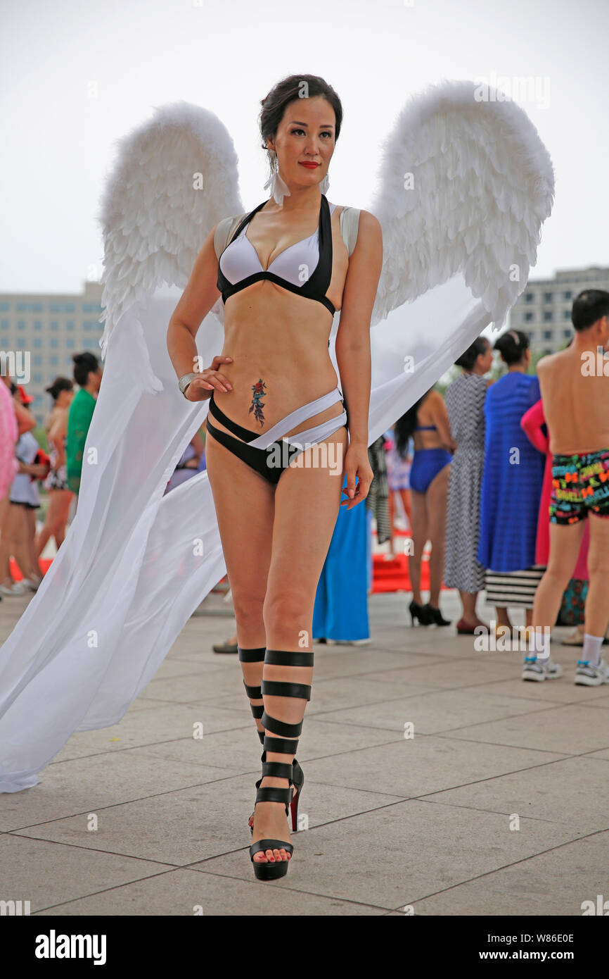 Une femme chinoise habillé en bikini lors d'une pose d'âge moyen et les  personnes âgées bikini contest à Tianjin, Chine, 23 juillet 2016. Sur le  weeken Photo Stock - Alamy
