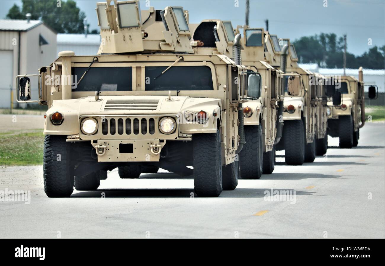 Des soldats se préparent pour un convoi de la zone de cantonnement, le 15 juillet 2019, pour le soutien au combat d'entraînement (CSTX) 86-19-03 de Fort McCoy, Wisconsin (Etats-Unis) Des milliers de militaires pris en charge et ont participé à l'exercice à l'installation. La 86e Division de la formation, un locataire Fort McCoy, de l'organisation détient l'exercice dans le cadre de la réserve de l'Armée américaine du général commandant l'appui tactique Programme de formation. CSTX 86-19-03 a été le premier des deux CSTXs gérés par la 86e aura lieu à Fort McCoy en 2019. (U.S. Photo de l'Armée de Scott T. Sturkol, Public Affairs Office, Fort McCoy, Wisconsin) Banque D'Images