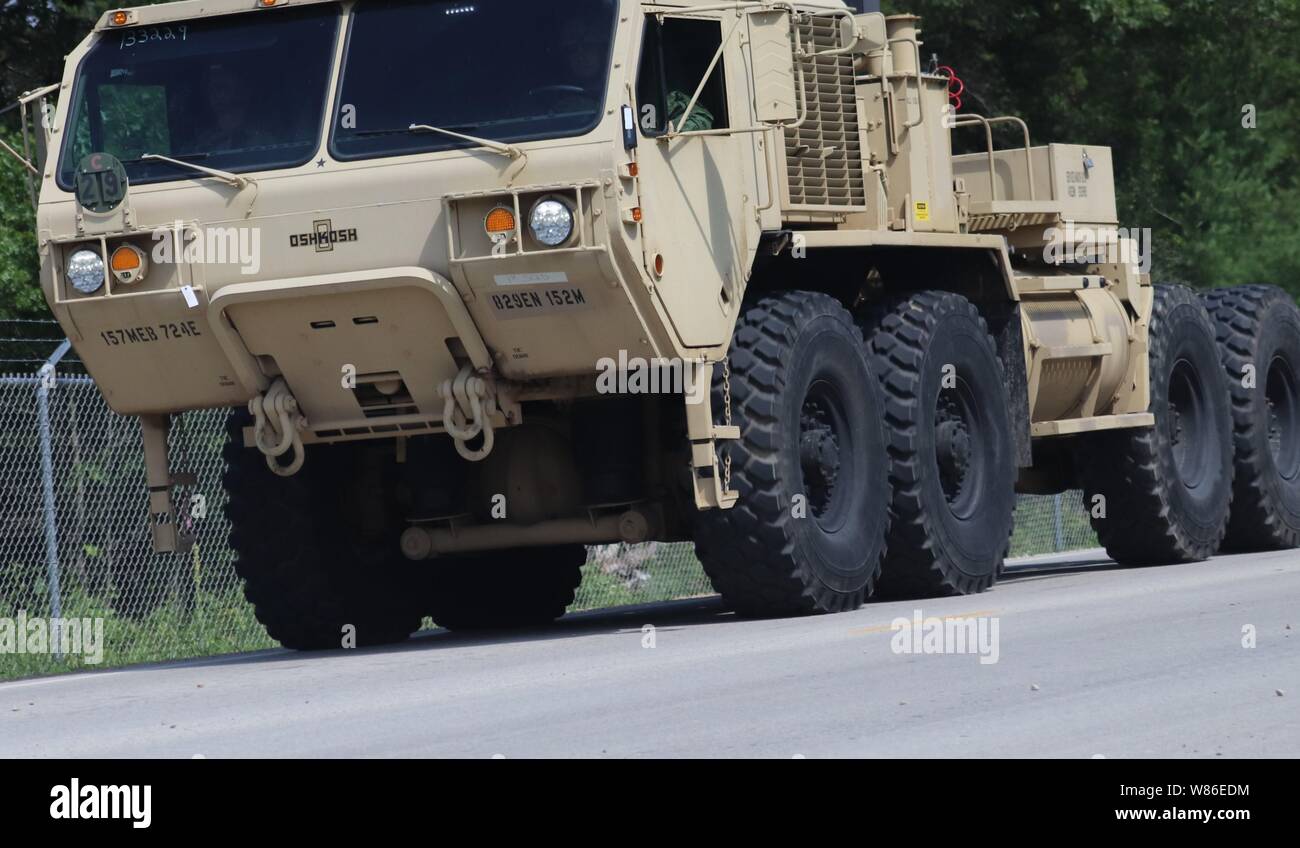 Les soldats l'exploitation d'un véhicule militaire dans le cadre d'un convoi sur l'Amérique Post le 16 juillet 2019, pour le soutien au combat d'entraînement (CSTX) 86-19-03 de Fort McCoy, Wisconsin (Etats-Unis) Des milliers de militaires pris en charge et ont participé à l'exercice à l'installation. La 86e Division de la formation, un locataire Fort McCoy, de l'organisation détient l'exercice dans le cadre de la réserve de l'Armée américaine du général commandant l'appui tactique Programme de formation. CSTX 86-19-03 a été le premier des deux CSTXs gérés par la 86e aura lieu à Fort McCoy en 2019. (U.S. Photo de l'Armée de Scott T. Sturkol, Public Affairs Office, Fort McCoy, Wisconsin) Banque D'Images