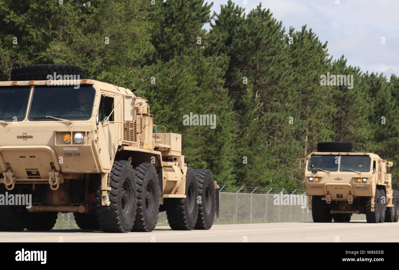 L'exploitation des soldats dans un convoi de véhicules militaires sur l'Amérique Post le 16 juillet 2019, pour le soutien au combat d'entraînement (CSTX) 86-19-03 de Fort McCoy, Wisconsin (Etats-Unis) Des milliers de militaires pris en charge et ont participé à l'exercice à l'installation. La 86e Division de la formation, un locataire Fort McCoy, de l'organisation détient l'exercice dans le cadre de la réserve de l'Armée américaine du général commandant l'appui tactique Programme de formation. CSTX 86-19-03 a été le premier des deux CSTXs gérés par la 86e aura lieu à Fort McCoy en 2019. (U.S. Photo de l'Armée de Scott T. Sturkol, Public Affairs Office, Fort McCoy, Wisconsin) Banque D'Images