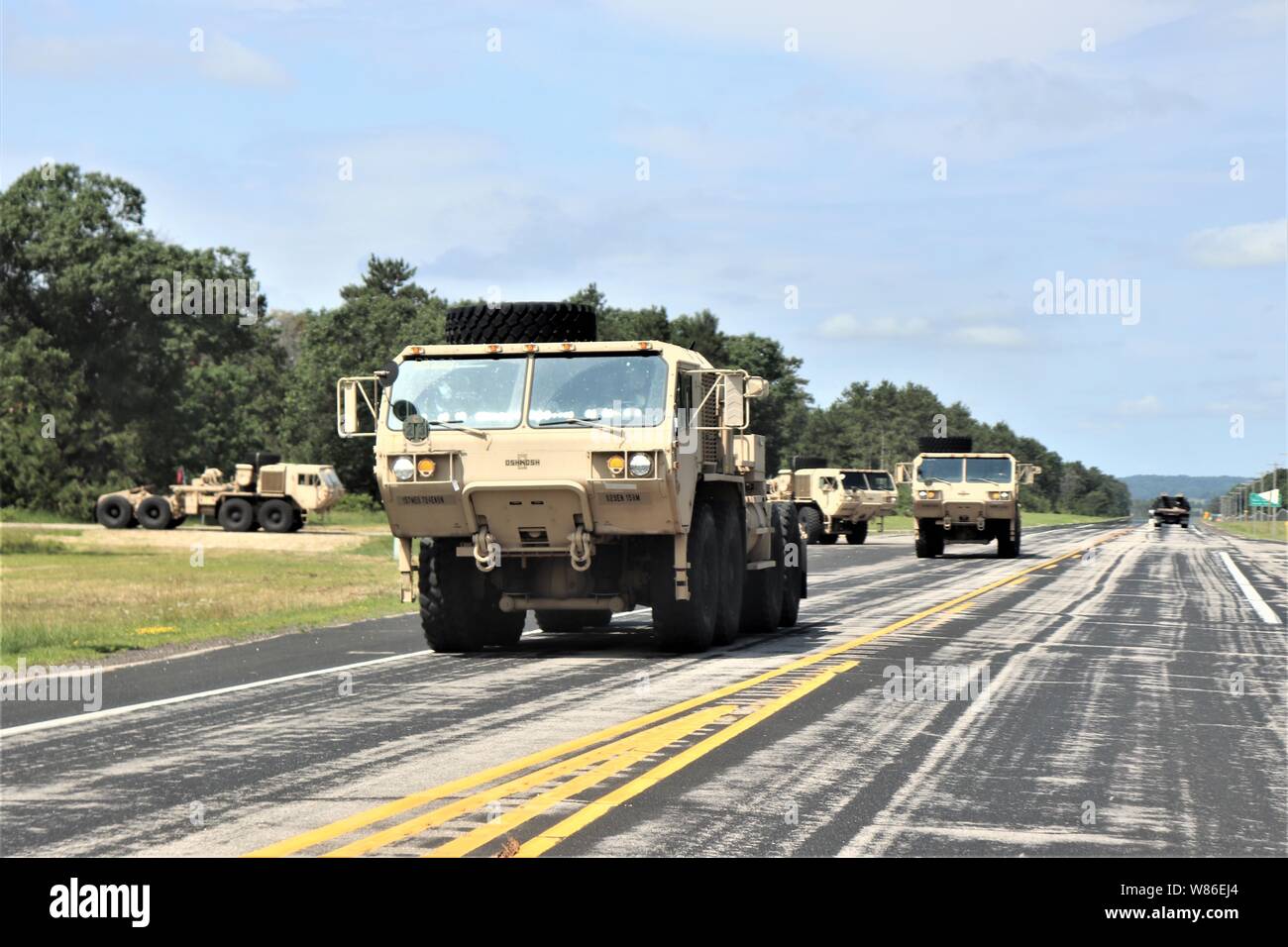 L'exploitation des soldats dans un convoi de véhicules militaires dans le sud Post le 16 juillet 2019, pour le soutien au combat d'entraînement (CSTX) 86-19-03 de Fort McCoy, Wisconsin (Etats-Unis) Des milliers de militaires pris en charge et ont participé à l'exercice à l'installation. La 86e Division de la formation, un locataire Fort McCoy, de l'organisation détient l'exercice dans le cadre de la réserve de l'Armée américaine du général commandant l'appui tactique Programme de formation. CSTX 86-19-03 a été le premier des deux CSTXs gérés par la 86e aura lieu à Fort McCoy en 2019. (U.S. Photo de l'Armée de Scott T. Sturkol, Public Affairs Office, Fort McCoy, Wisconsin) Banque D'Images