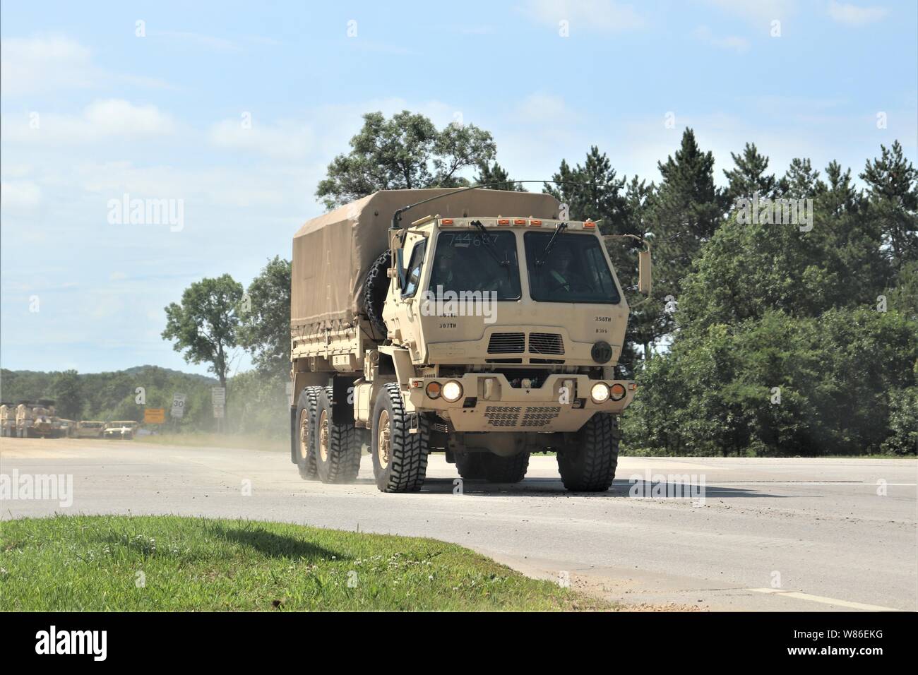 Les soldats l'exploitation d'un véhicule militaire dans le cadre d'un convoi sur South Post le 16 juillet 2019, pour le soutien au combat d'entraînement (CSTX) 86-19-03 de Fort McCoy, Wisconsin (Etats-Unis) Des milliers de militaires pris en charge et ont participé à l'exercice à l'installation. La 86e Division de la formation, un locataire Fort McCoy, de l'organisation détient l'exercice dans le cadre de la réserve de l'Armée américaine du général commandant l'appui tactique Programme de formation. CSTX 86-19-03 a été le premier des deux CSTXs gérés par la 86e aura lieu à Fort McCoy en 2019. (U.S. Photo de l'Armée de Scott T. Sturkol, Public Affairs Office, Fort McCoy, Wisconsin) Banque D'Images