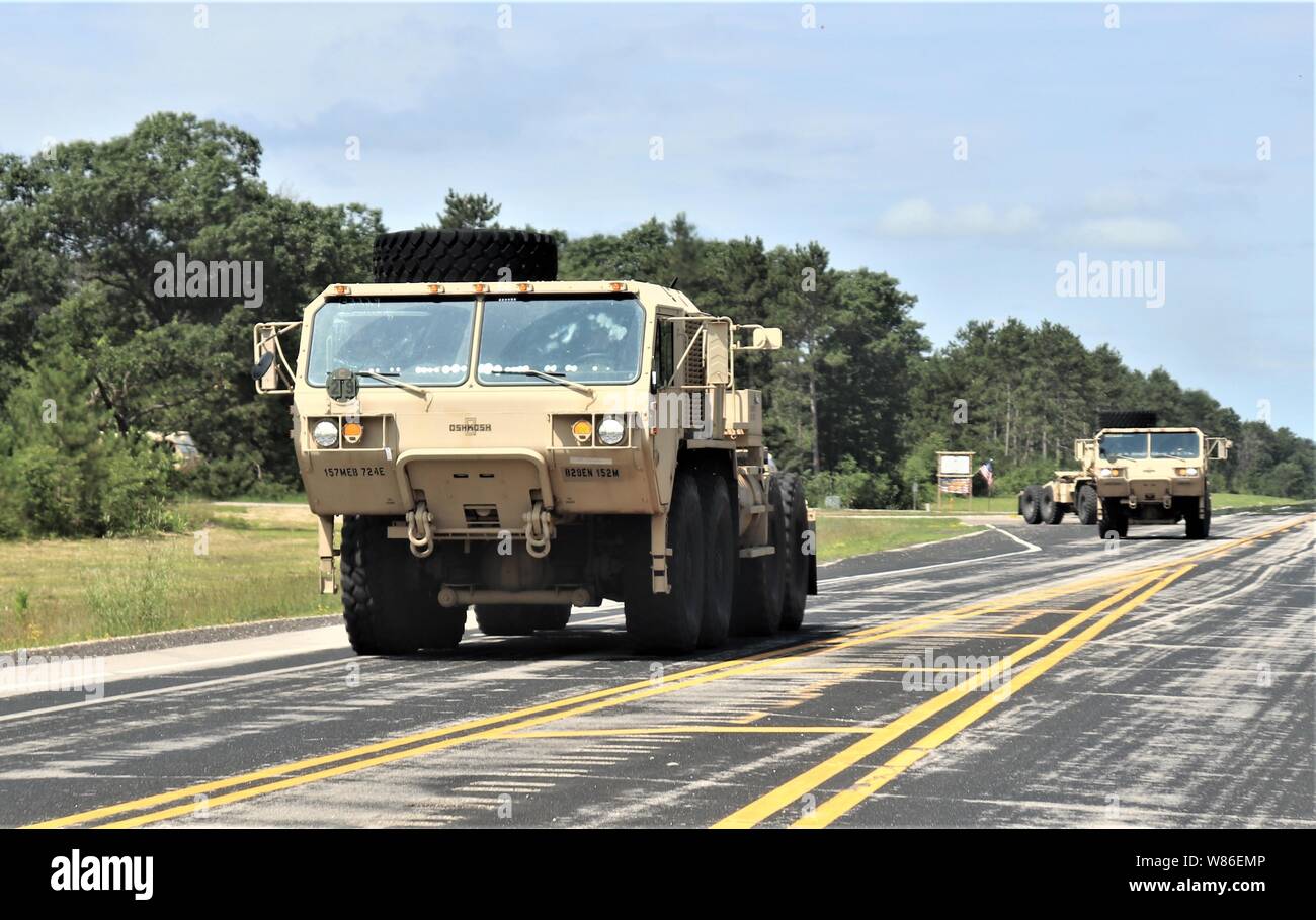 L'exploitation des soldats dans un convoi de véhicules militaires dans le sud Post le 16 juillet 2019, pour le soutien au combat d'entraînement (CSTX) 86-19-03 de Fort McCoy, Wisconsin (Etats-Unis) Des milliers de militaires pris en charge et ont participé à l'exercice à l'installation. La 86e Division de la formation, un locataire Fort McCoy, de l'organisation détient l'exercice dans le cadre de la réserve de l'Armée américaine du général commandant l'appui tactique Programme de formation. CSTX 86-19-03 a été le premier des deux CSTXs gérés par la 86e aura lieu à Fort McCoy en 2019. (U.S. Photo de l'Armée de Scott T. Sturkol, Public Affairs Office, Fort McCoy, Wisconsin) Banque D'Images