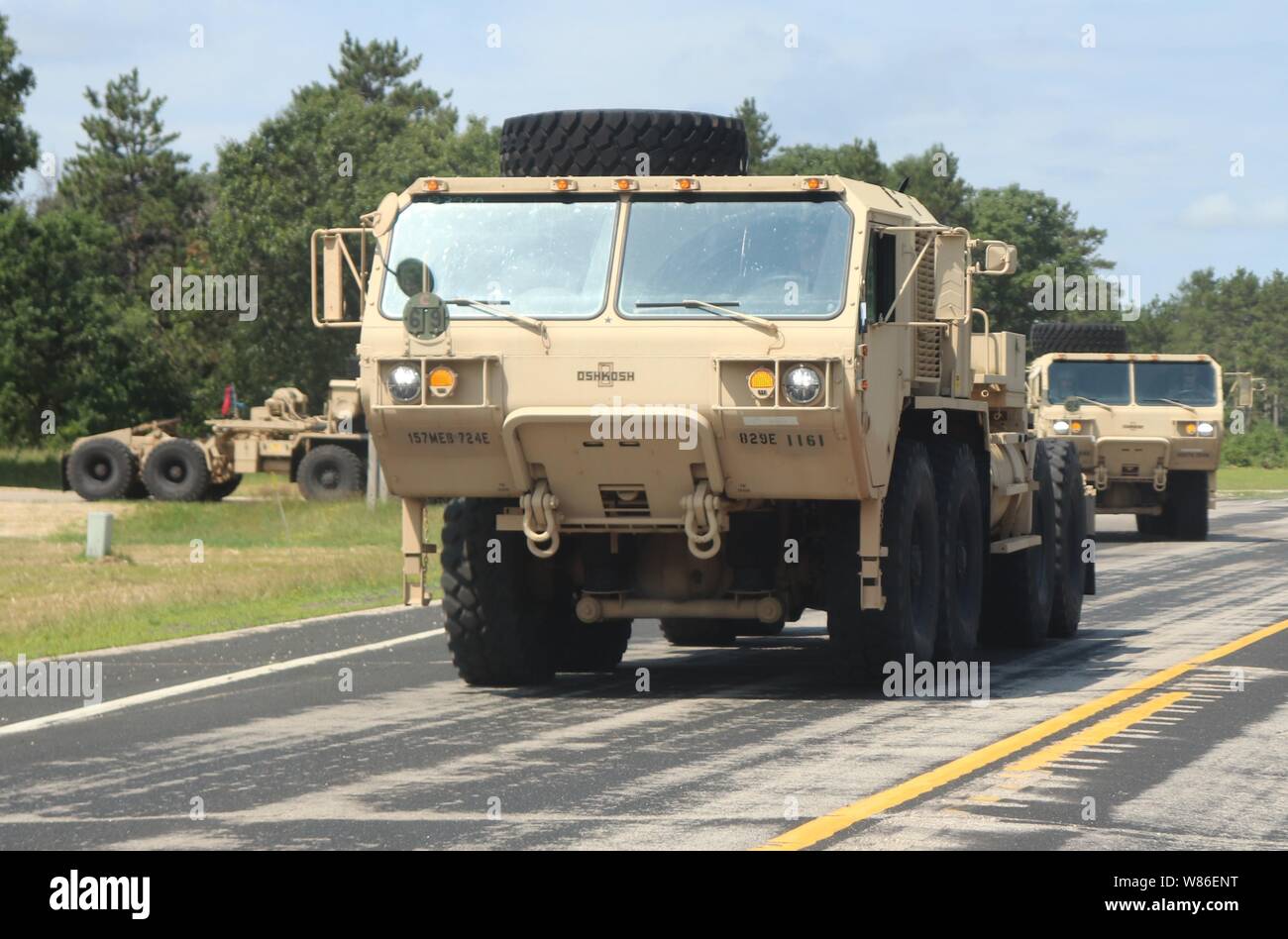 L'exploitation des soldats dans un convoi de véhicules militaires dans le sud Post le 16 juillet 2019, pour le soutien au combat d'entraînement (CSTX) 86-19-03 de Fort McCoy, Wisconsin (Etats-Unis) Des milliers de militaires pris en charge et ont participé à l'exercice à l'installation. La 86e Division de la formation, un locataire Fort McCoy, de l'organisation détient l'exercice dans le cadre de la réserve de l'Armée américaine du général commandant l'appui tactique Programme de formation. CSTX 86-19-03 a été le premier des deux CSTXs gérés par la 86e aura lieu à Fort McCoy en 2019. (U.S. Photo de l'Armée de Scott T. Sturkol, Public Affairs Office, Fort McCoy, Wisconsin) Banque D'Images