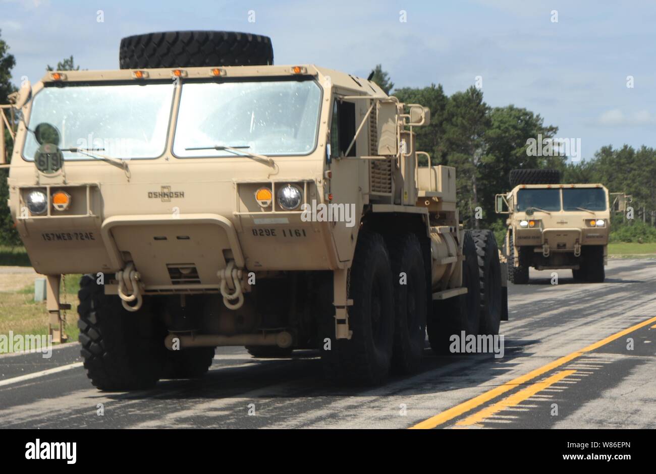 L'exploitation des soldats dans un convoi de véhicules militaires dans le sud Post le 16 juillet 2019, pour le soutien au combat d'entraînement (CSTX) 86-19-03 de Fort McCoy, Wisconsin (Etats-Unis) Des milliers de militaires pris en charge et ont participé à l'exercice à l'installation. La 86e Division de la formation, un locataire Fort McCoy, de l'organisation détient l'exercice dans le cadre de la réserve de l'Armée américaine du général commandant l'appui tactique Programme de formation. CSTX 86-19-03 a été le premier des deux CSTXs gérés par la 86e aura lieu à Fort McCoy en 2019. (U.S. Photo de l'Armée de Scott T. Sturkol, Public Affairs Office, Fort McCoy, Wisconsin) Banque D'Images