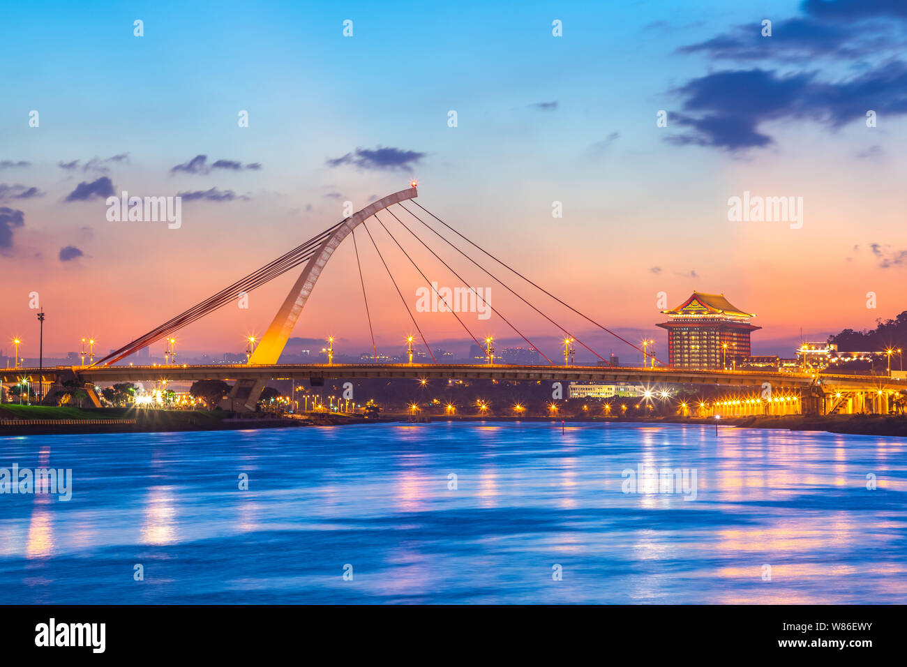 Vue nocturne de la ville de Taipei par le fleuve au crépuscule Banque D'Images
