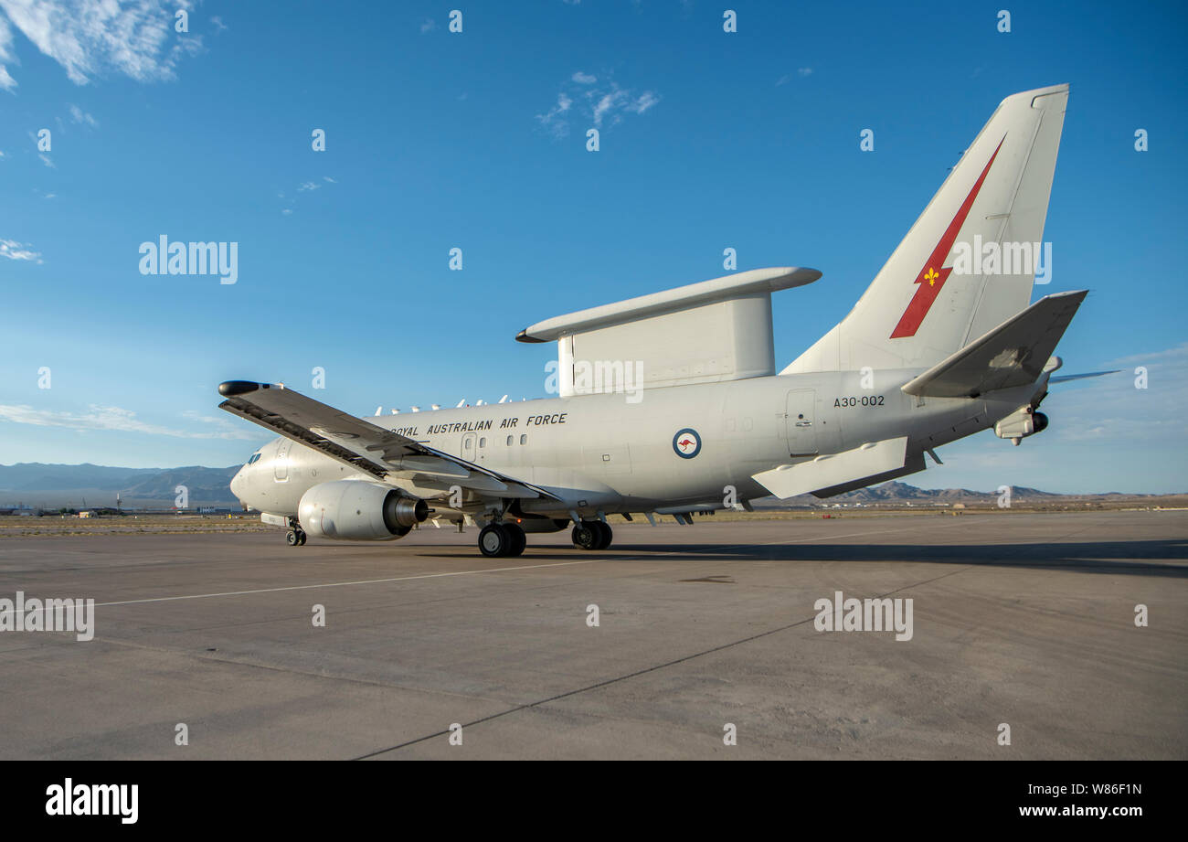 La Royal Australian Air Force n° 2 E-7A de l'Escadron d'avions taxis Wedgetail sur l'aire à Nellis Air Force Base, au Nevada, le 31 juillet 2019. Le E-7A Wedgetail est capable de communiquer avec d'autres aéronefs fournissant le contrôle de l'air du ciel, et peuvent couvrir des millions de milles carrés au cours d'une mission unique. (U.S. Air Force photo par un membre de la 1re classe Dwane R. Young) Banque D'Images