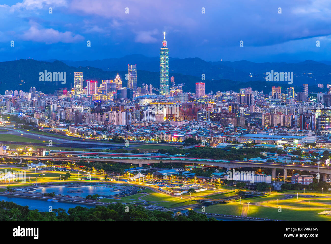 Paysage de nuit dans la ville de Taipei Banque D'Images