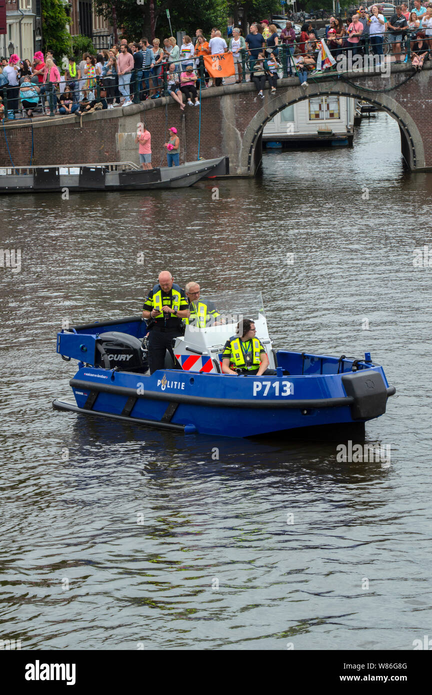 Bateau de police au travail au cours de la Gay Pride à Amsterdam aux Pays-Bas 2019 Banque D'Images