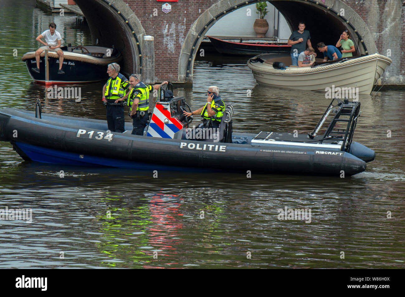 Bateau de police au travail au cours de la Gay Pride à Amsterdam aux Pays-Bas 2019 Banque D'Images