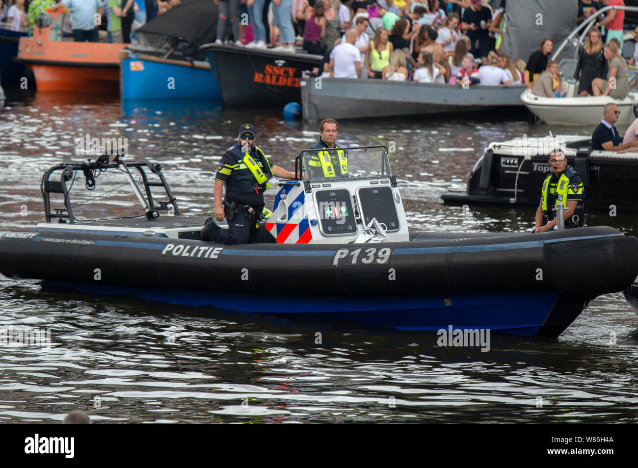 Bateau de police au travail au cours de la Gay Pride à Amsterdam aux Pays-Bas 2019 Banque D'Images
