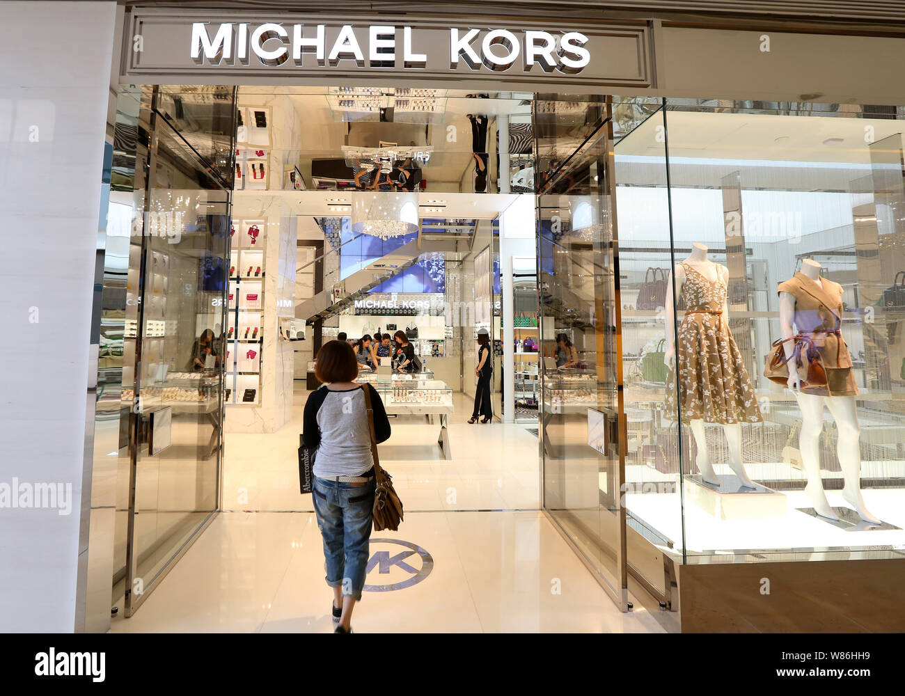 --FILE--clients sont des achats dans une boutique de mode de Michael Kors (MK) à Jing Kerry Centre à Shanghai, Chine, le 7 mai 2014. American light lux Banque D'Images