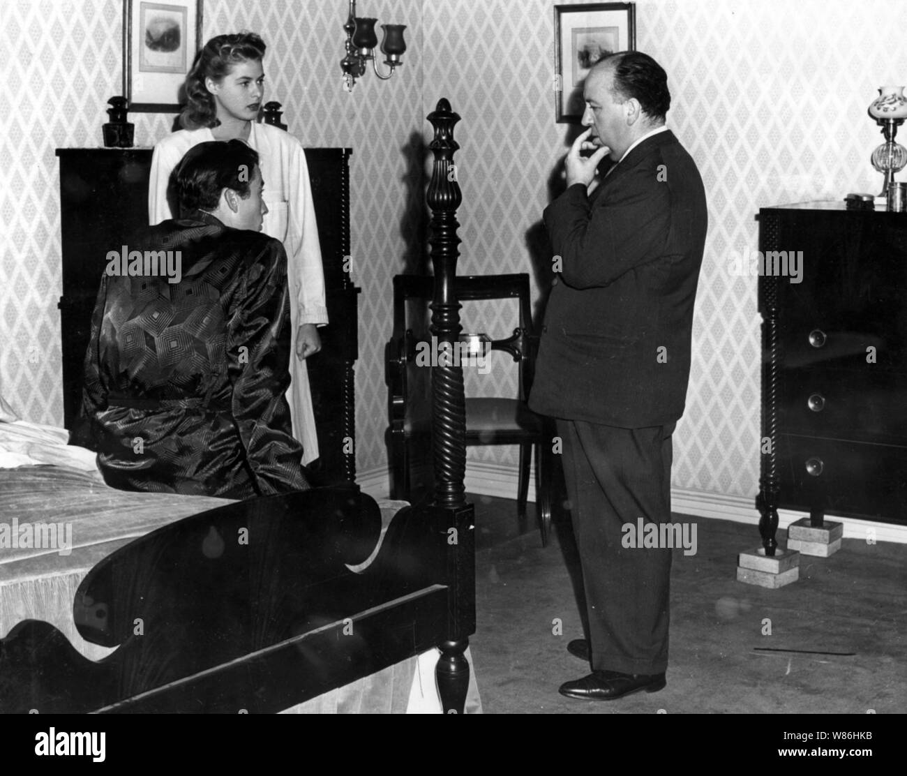 GREGORY PECK , Ingrid Bergman et Alfred Hitchcock dans SPELLBOUND (1945), réalisé par Alfred Hitchcock. Credit : Selznick International Pictures/Vanguard Films / Album Banque D'Images