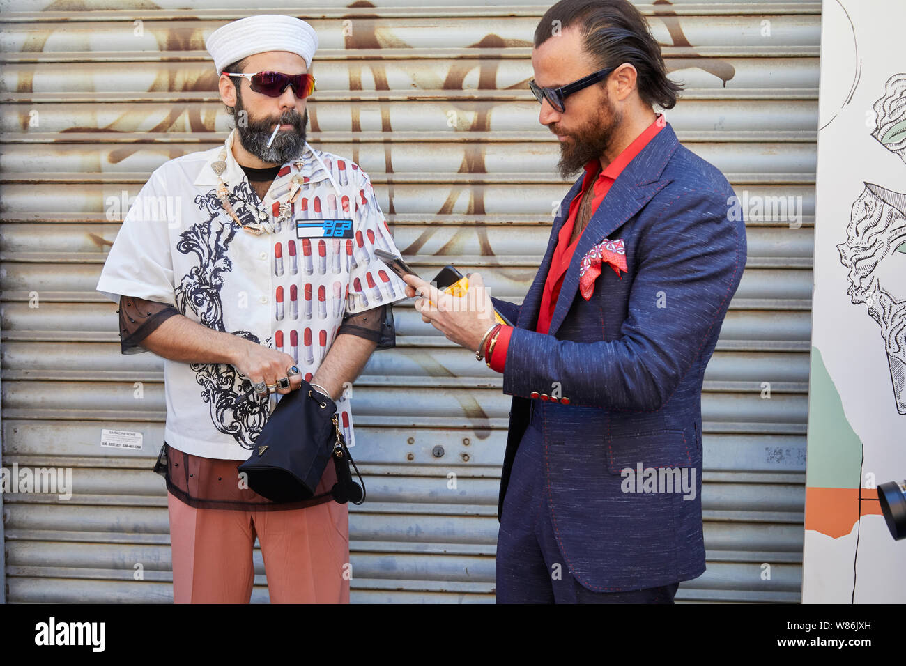 MILAN, ITALIE - 16 juin 2019 : les hommes avec Prada shirt et chemise rouge avant de fashion show, Etro Milan Fashion Week street style ? Banque D'Images