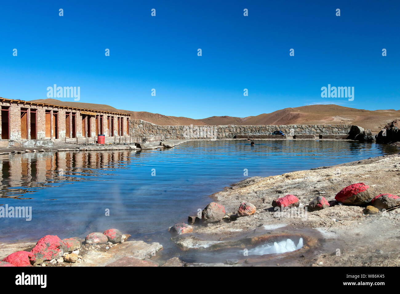 El Tatio Geysers, désert d'Atacama au Chili : Hot spring avec piscine baignoire naturelle des centrales thermiques et des eaux minérales en Amérique du Sud Banque D'Images